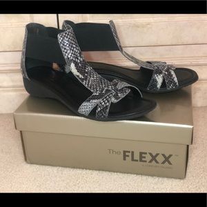 New- The Flexx Flat - Size 9